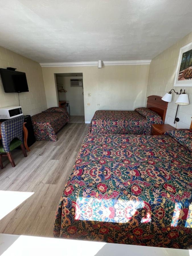 Village Inn Tulare Extérieur photo