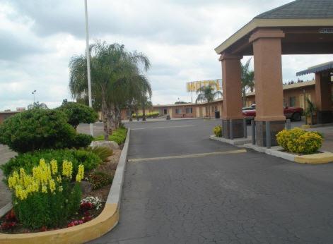 Village Inn Tulare Extérieur photo