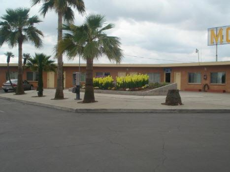 Village Inn Tulare Extérieur photo